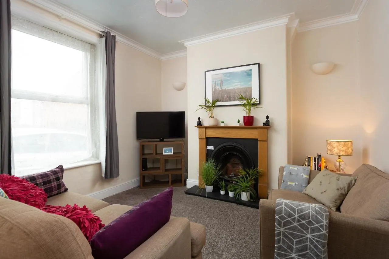 Lovely City Town House With Free Parking Sleeps 2 To 6 Guests York