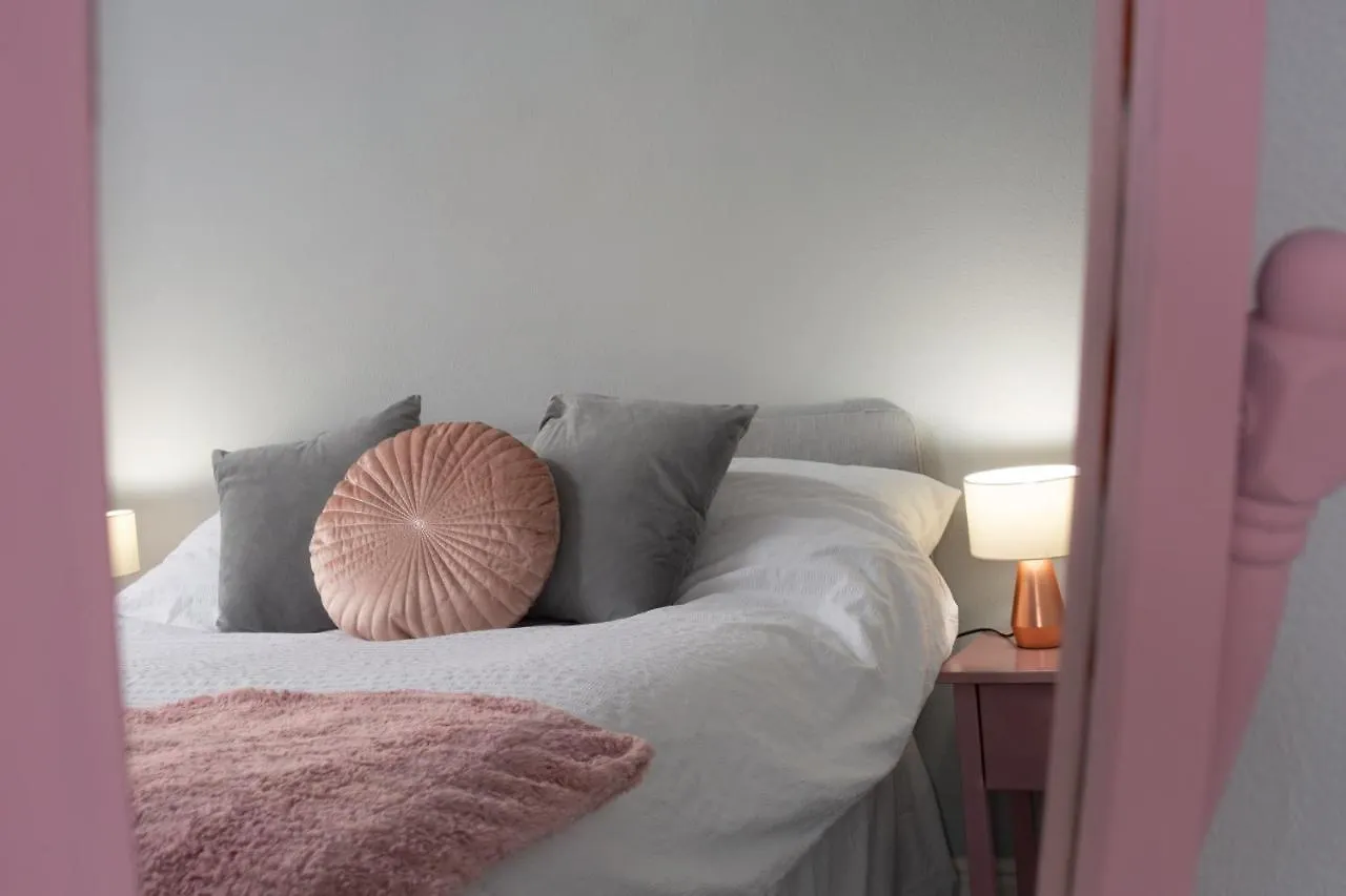 Lovely City Town House With Free Parking Sleeps 2 To 6 Guests York